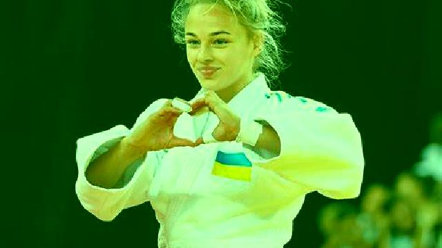 Julia Almadrones escort