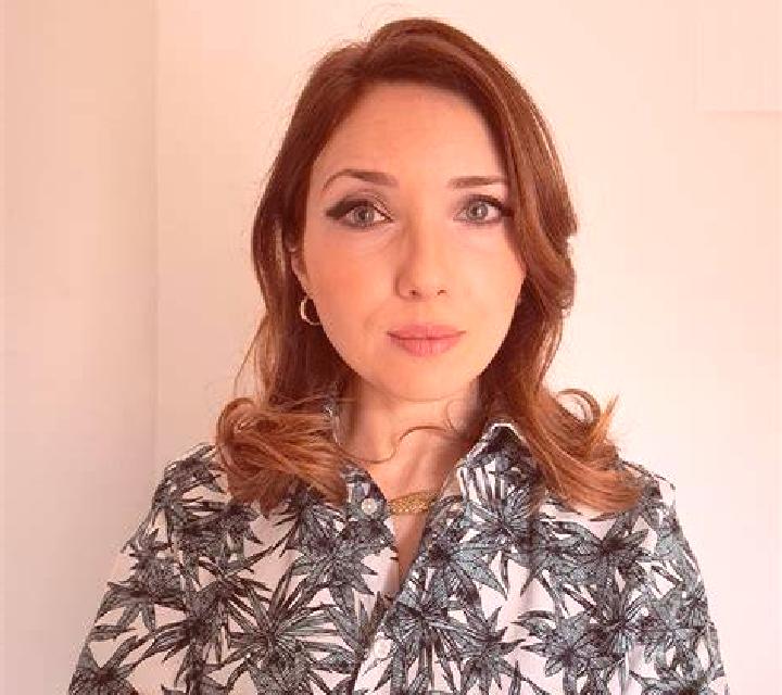 Julia Pinor escort