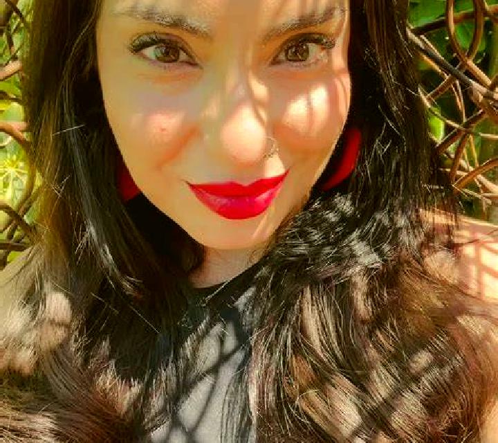 Rosa 2 Maire de Castroponce escort